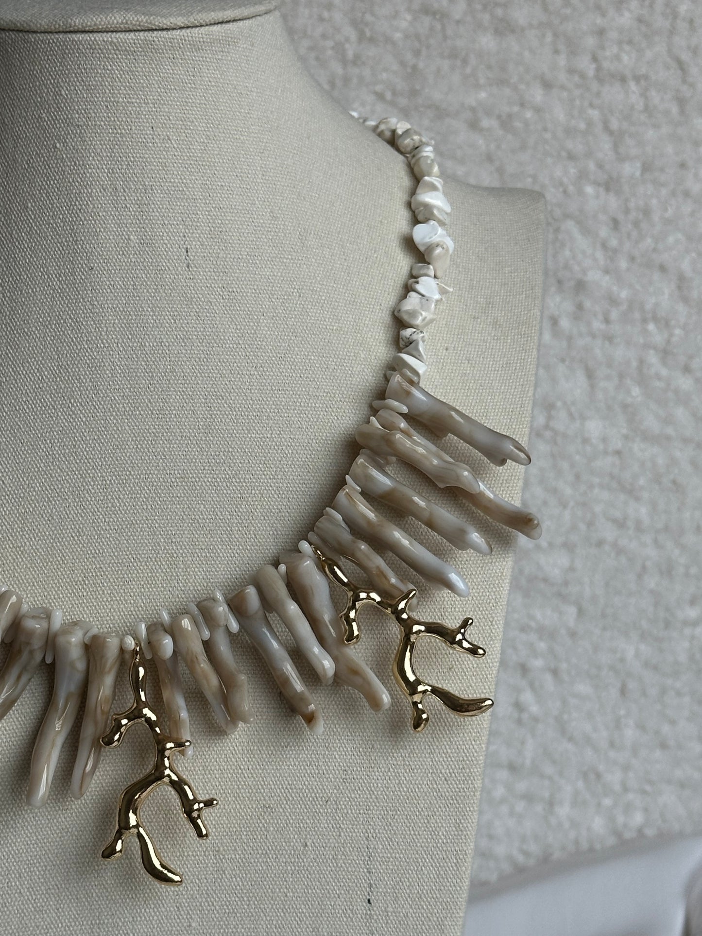 COLLAR CORAL DORADO