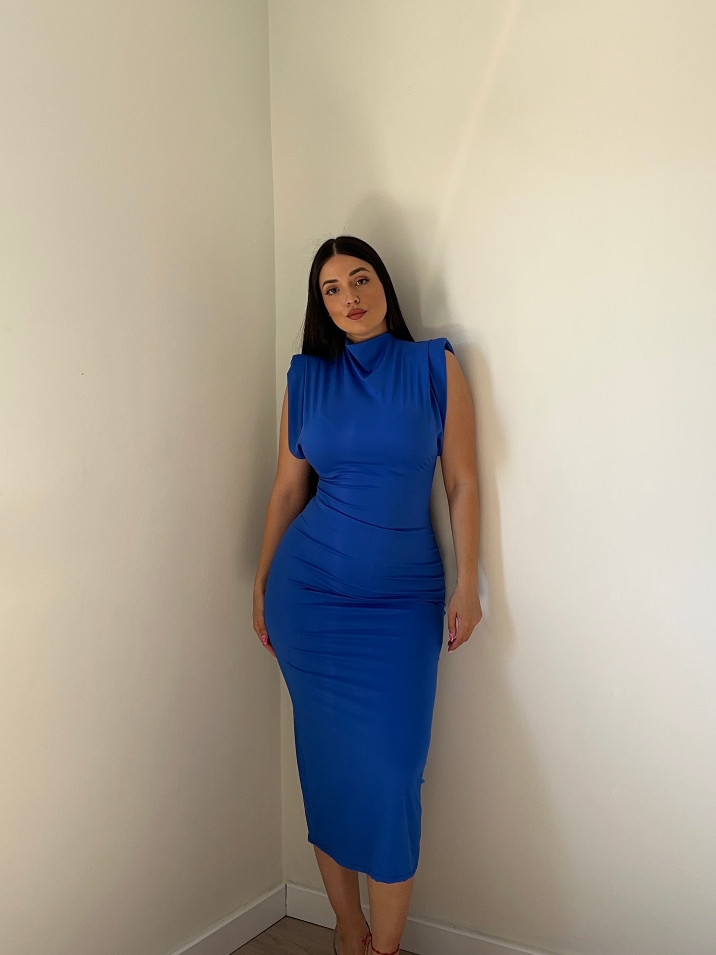 VESTIDO MIDI HOMBRERAS