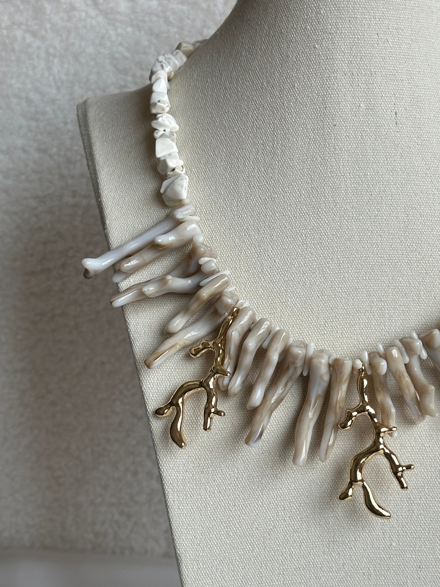 COLLAR CORAL DORADO