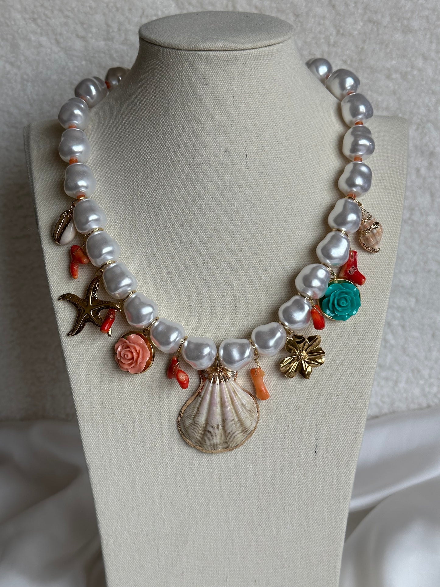COLLAR PERLAS IRREGULARES CHARMS