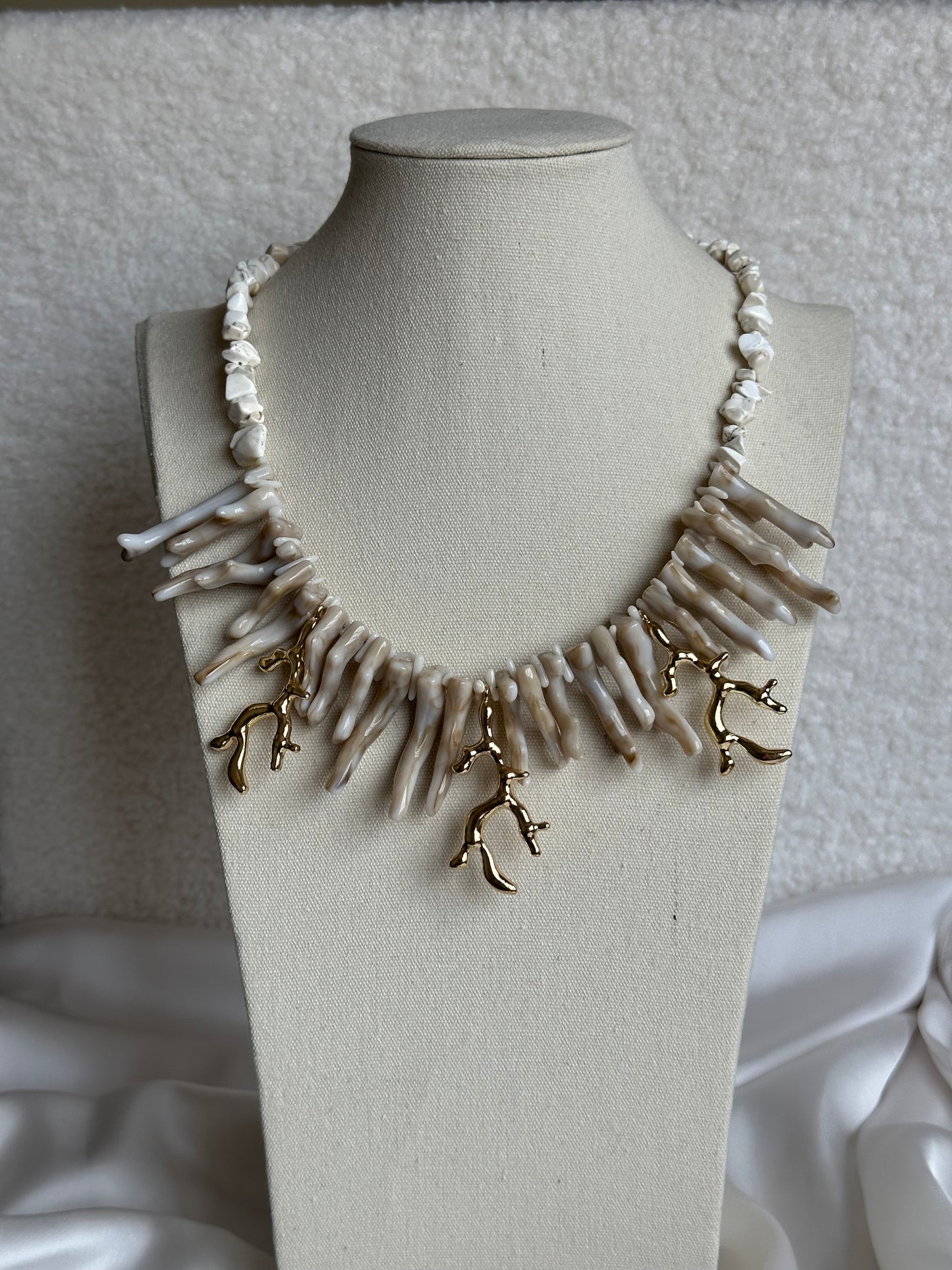 COLLAR CORAL DORADO