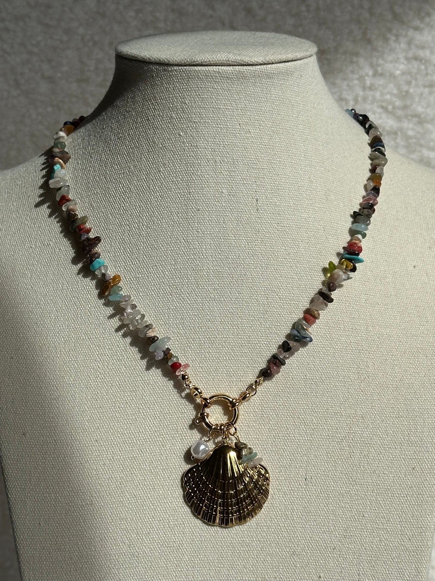 COLLAR PIEDRA COLORES CONCHA