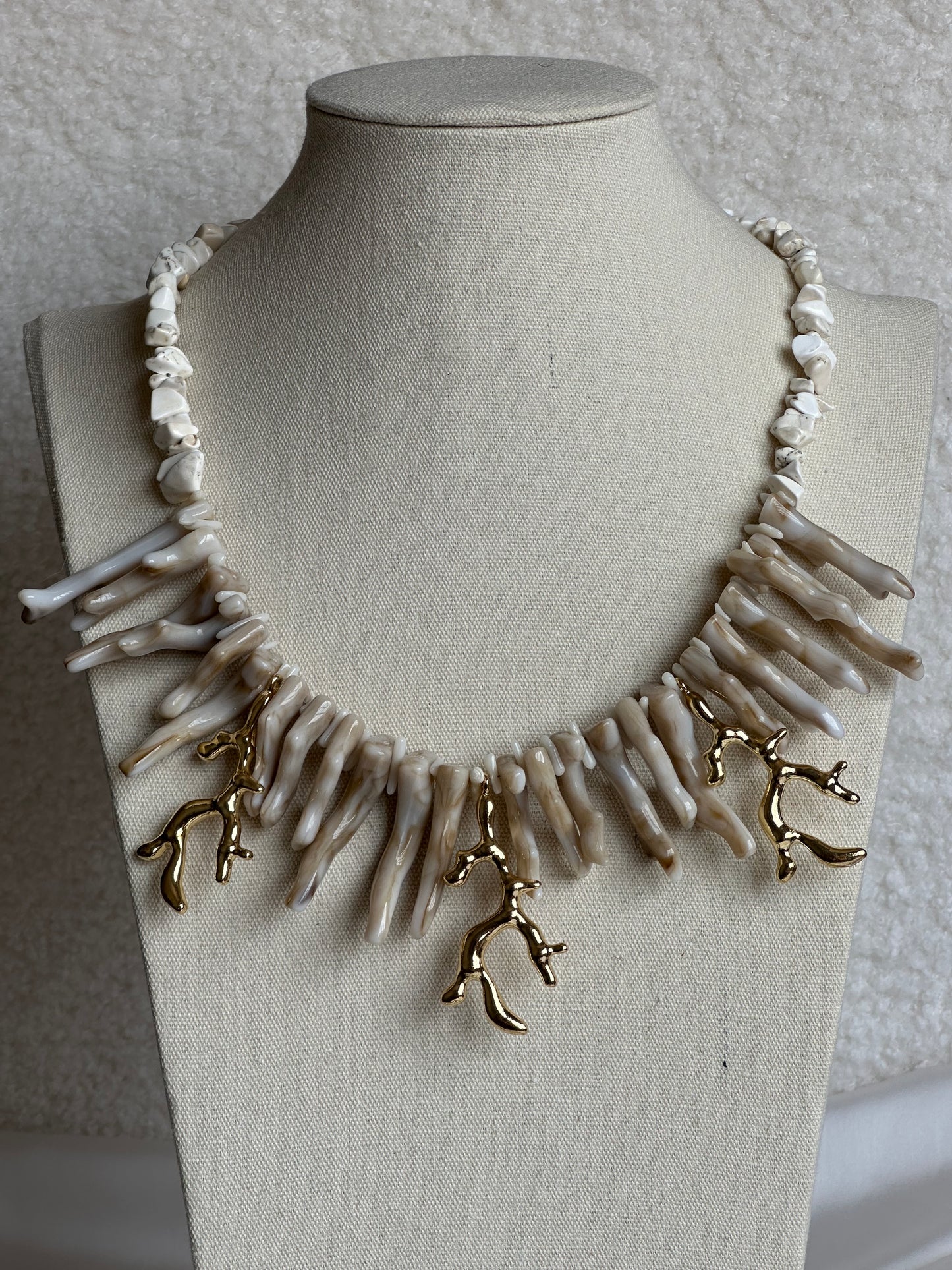 COLLAR CORAL DORADO