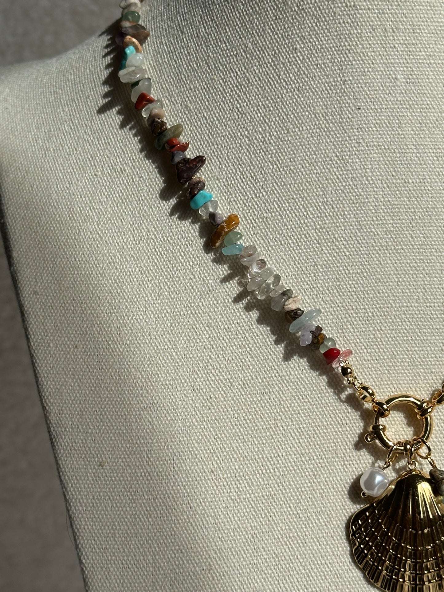 COLLAR PIEDRA COLORES CONCHA