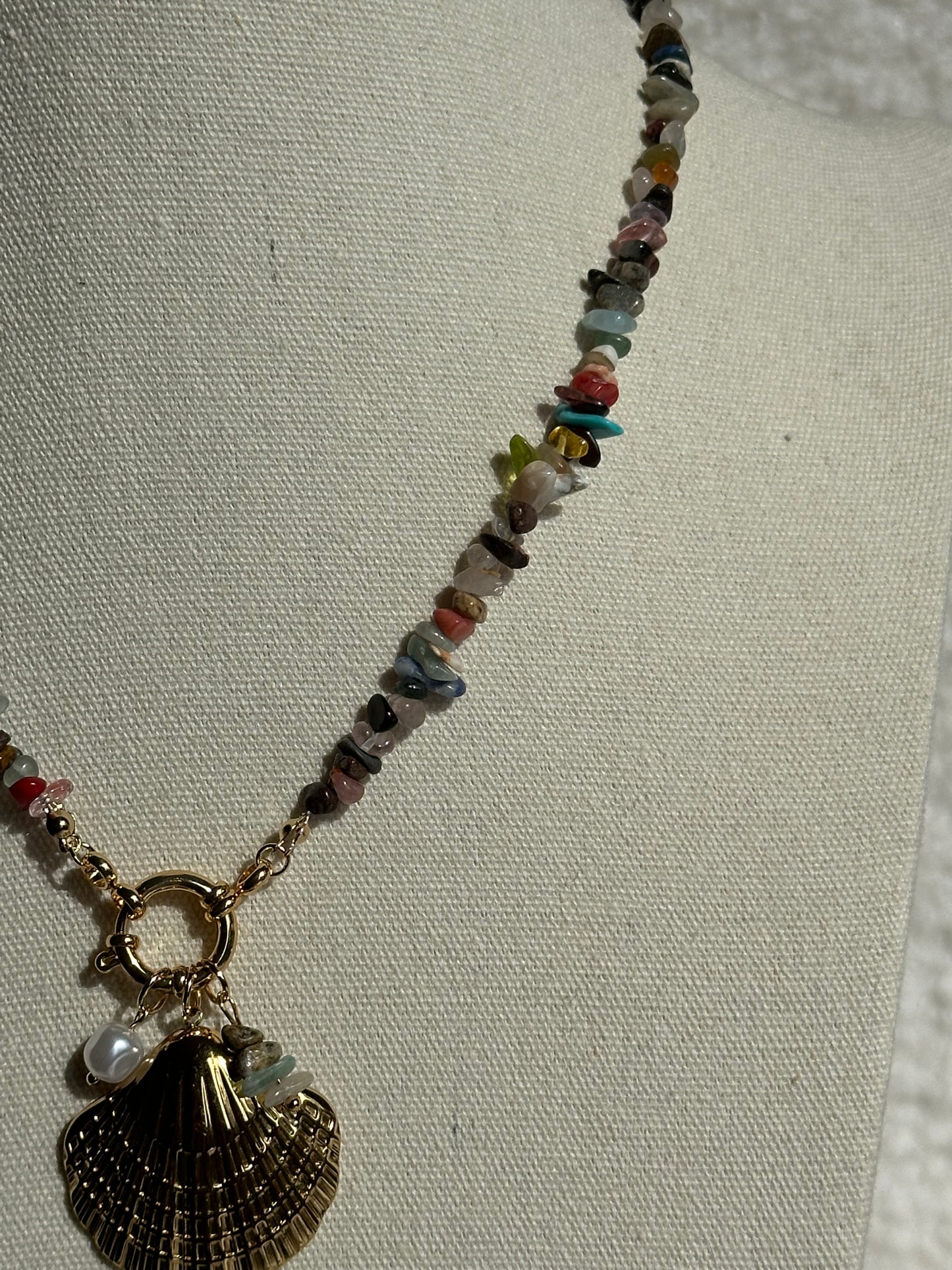 COLLAR PIEDRA COLORES CONCHA