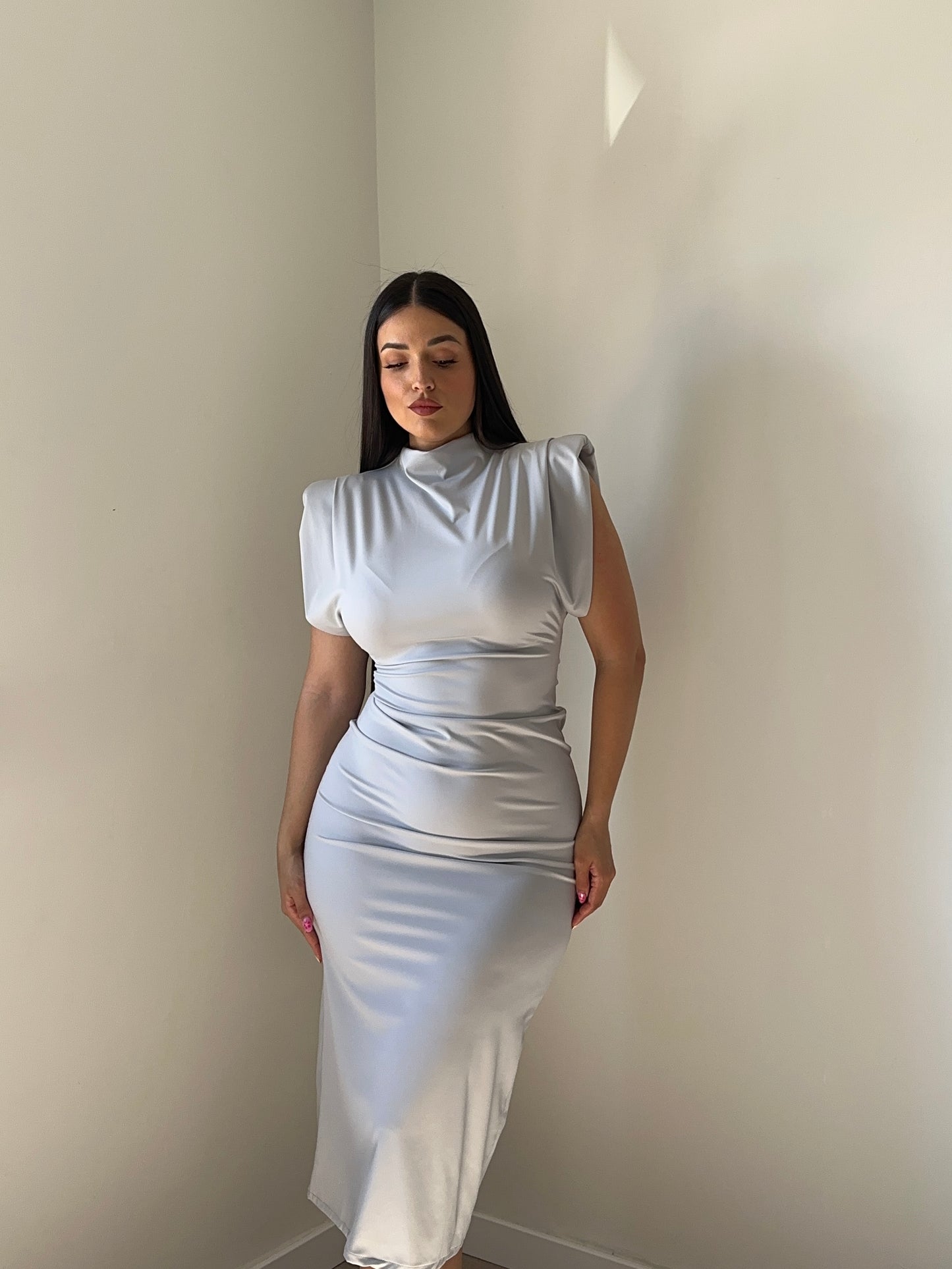 VESTIDO MIDI HOMBRERAS