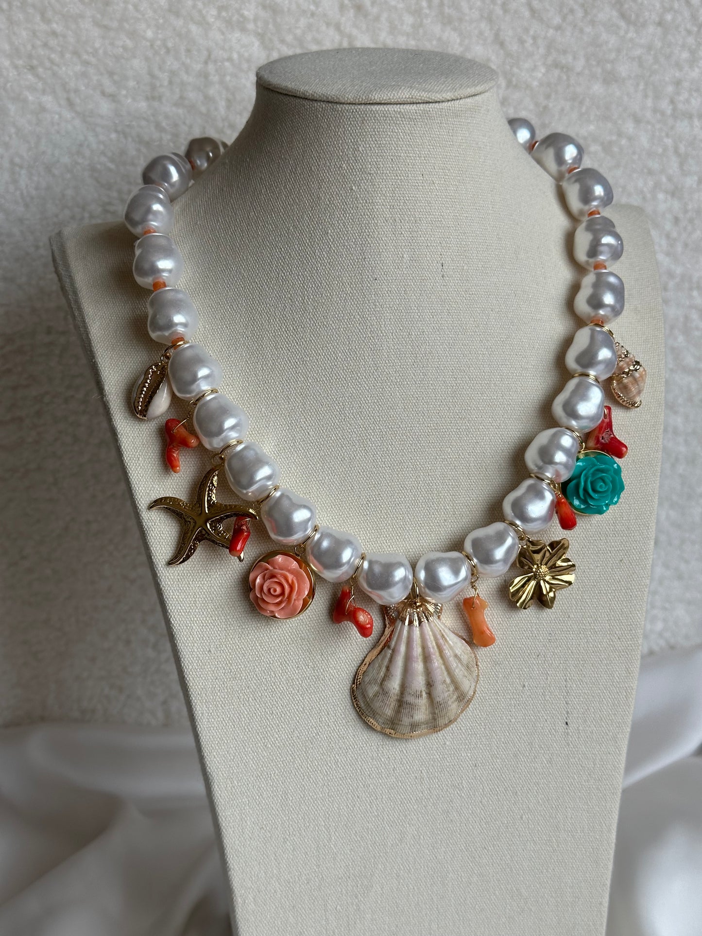 COLLAR PERLAS IRREGULARES CHARMS