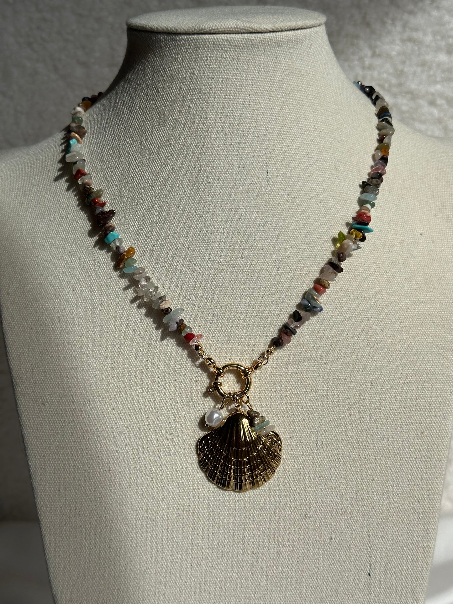 COLLAR PIEDRA COLORES CONCHA