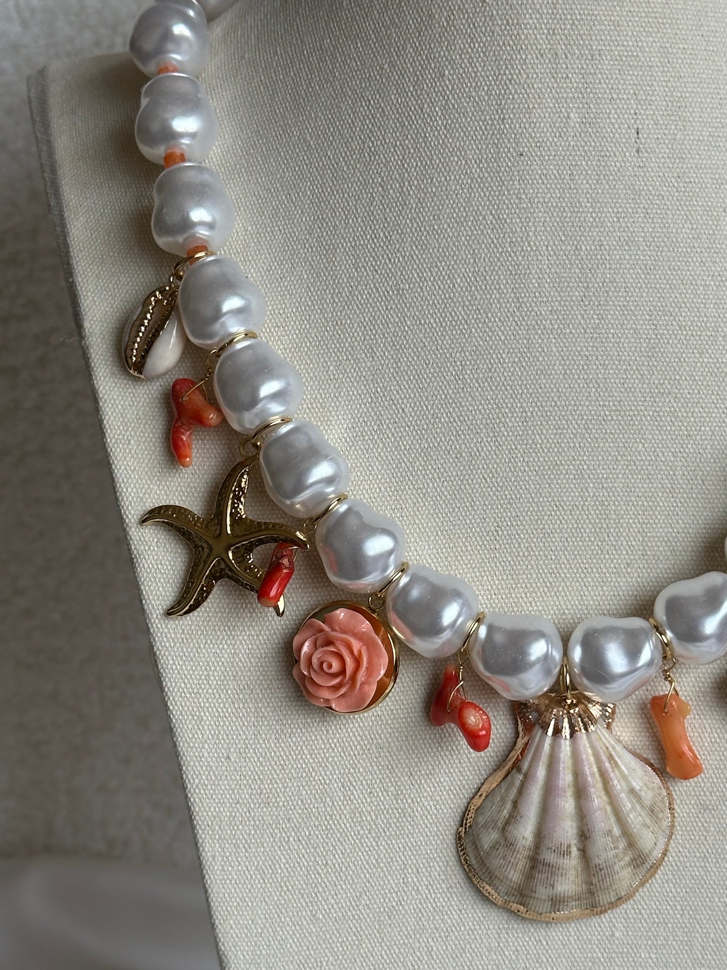 COLLAR PERLAS IRREGULARES CHARMS