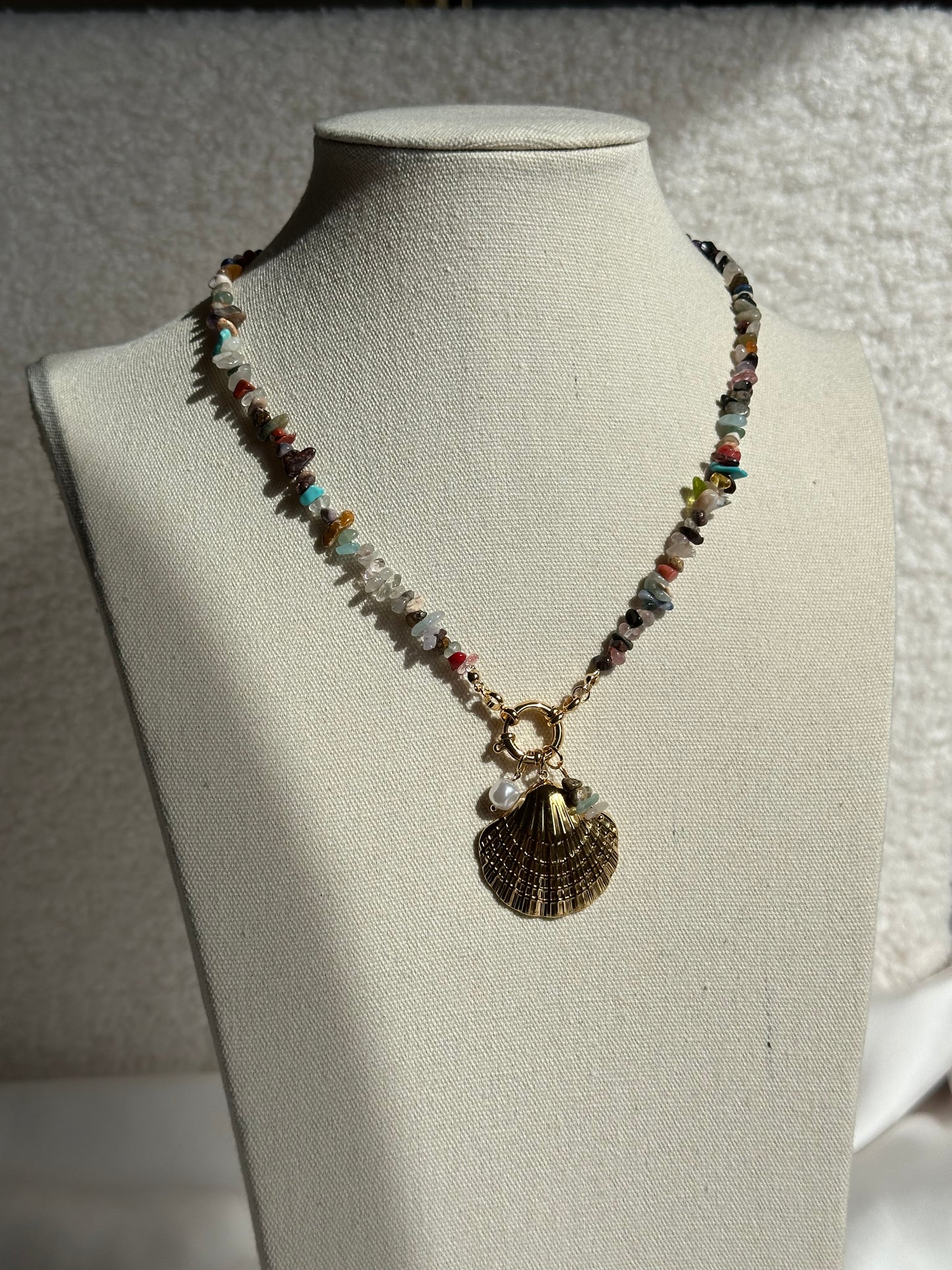 COLLAR PIEDRA COLORES CONCHA