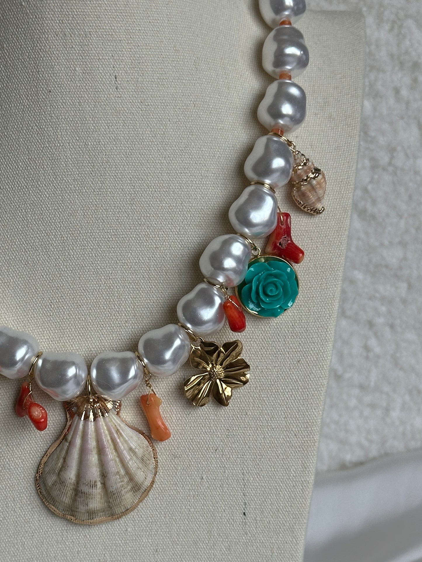 COLLAR PERLAS IRREGULARES CHARMS