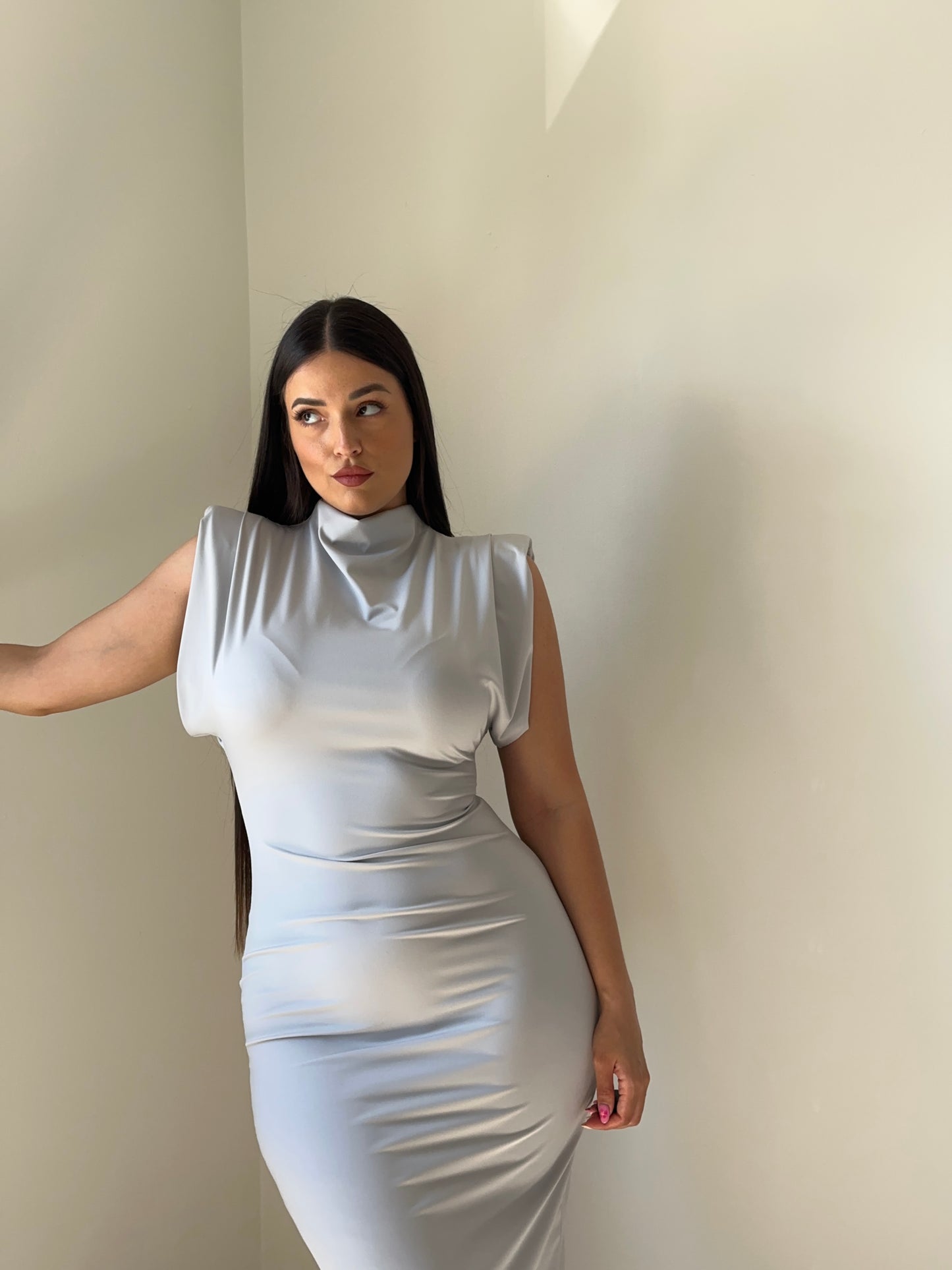 VESTIDO MIDI HOMBRERAS
