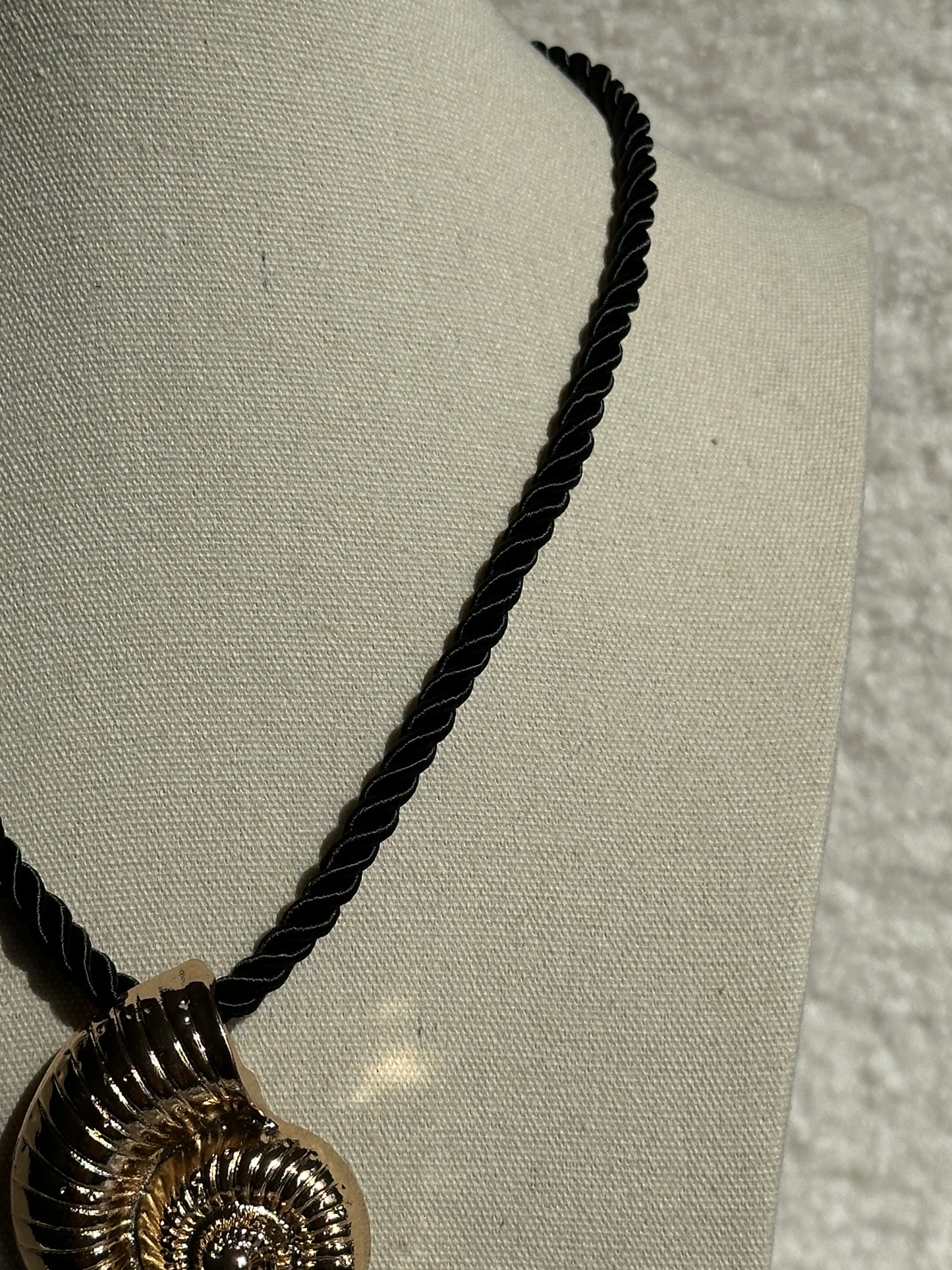 COLLAR CORDÓN CARACOLA