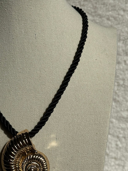 COLLAR CORDÓN CARACOLA