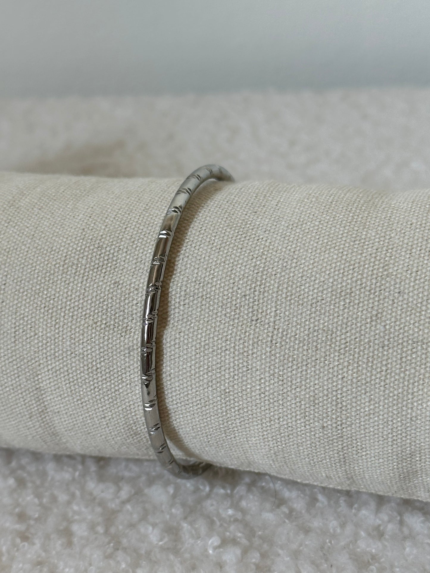 BRAZALETE RÍGIDO GRABADO