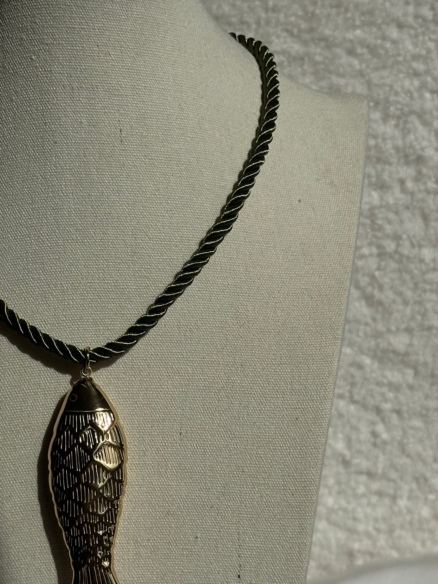 COLLAR CORDÓN PEZ
