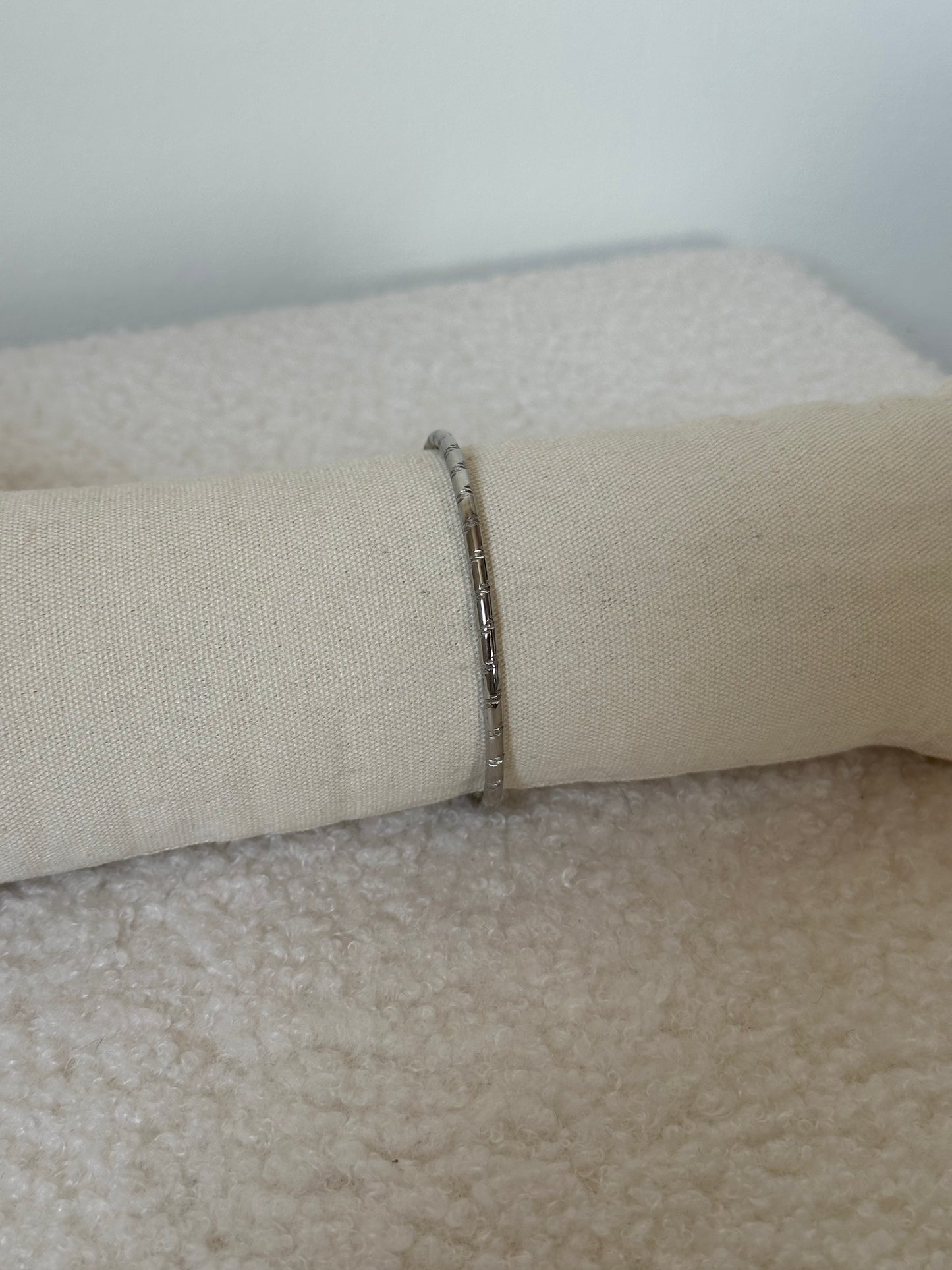 BRAZALETE RÍGIDO GRABADO