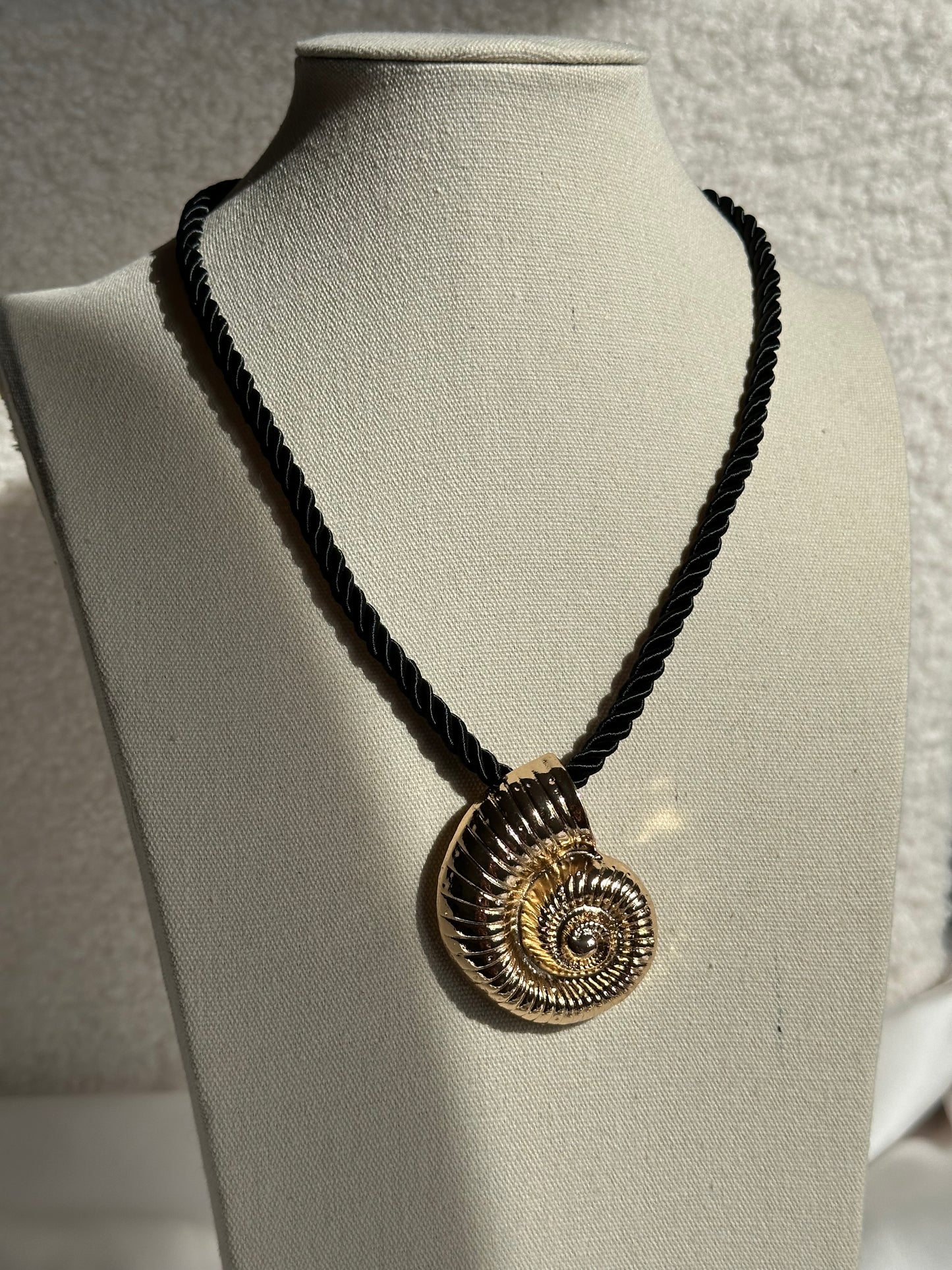 COLLAR CORDÓN CARACOLA