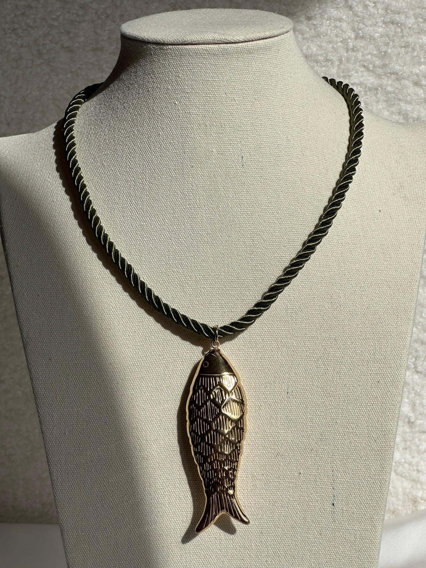 COLLAR CORDÓN PEZ