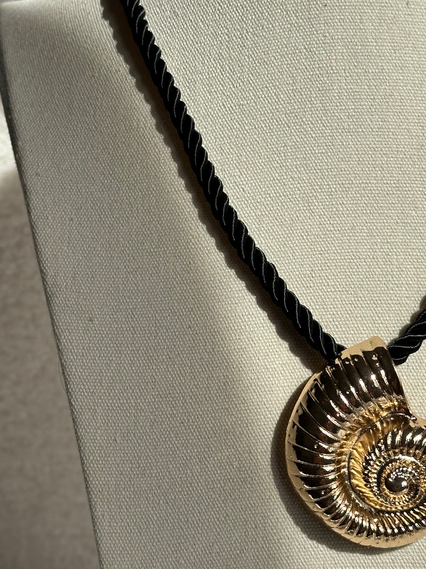 COLLAR CORDÓN CARACOLA