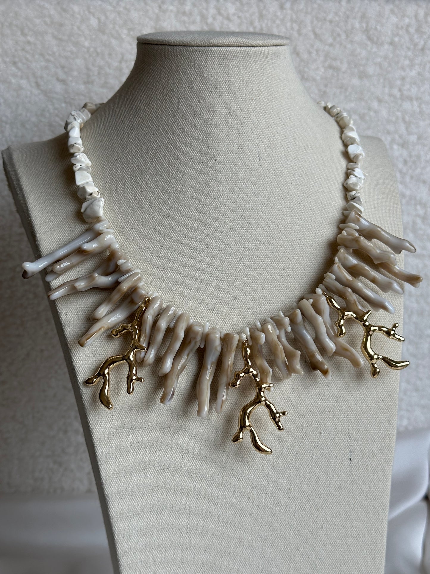COLLAR CORAL DORADO