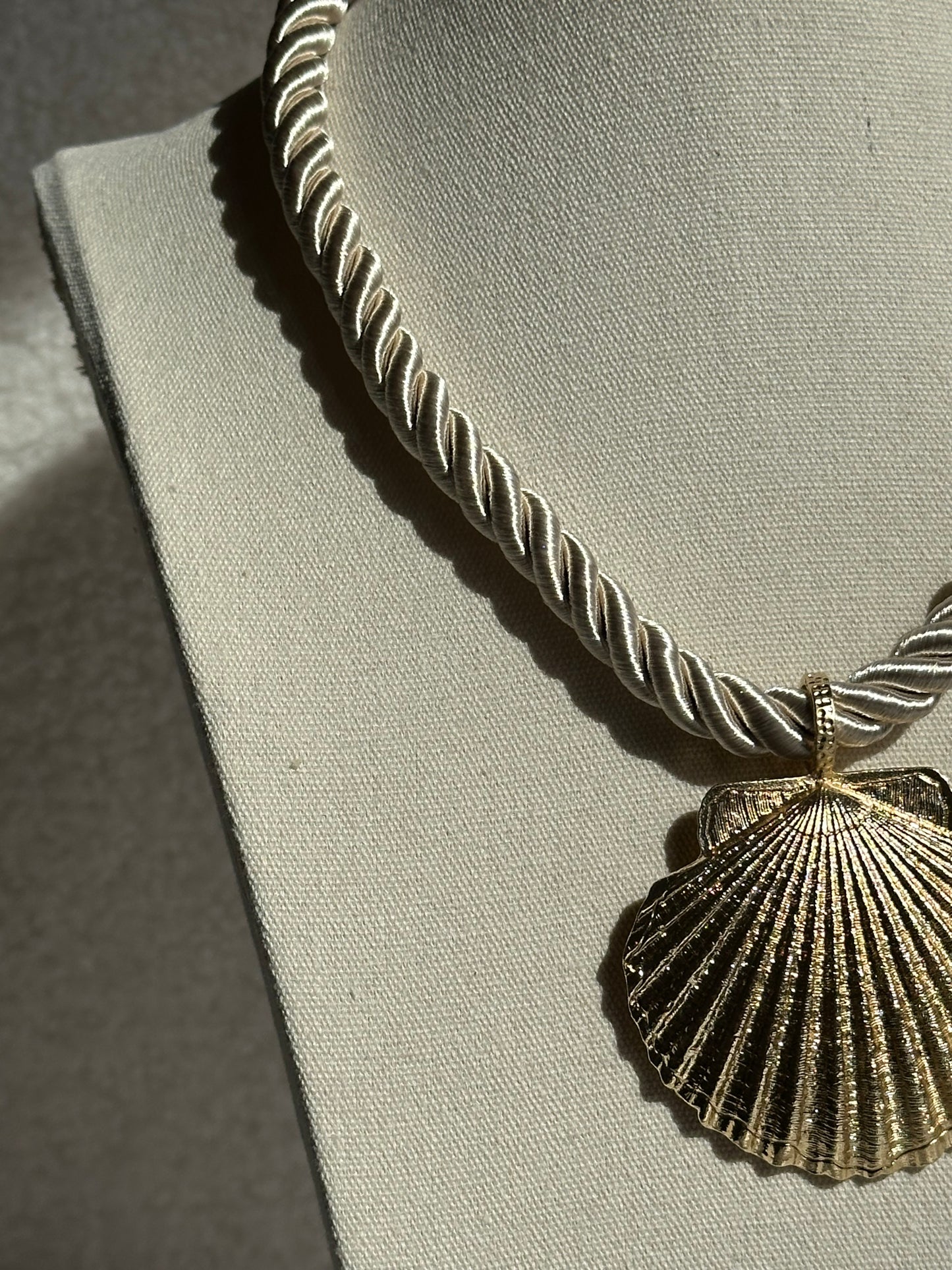 COLLAR CORDÓN CONCHA