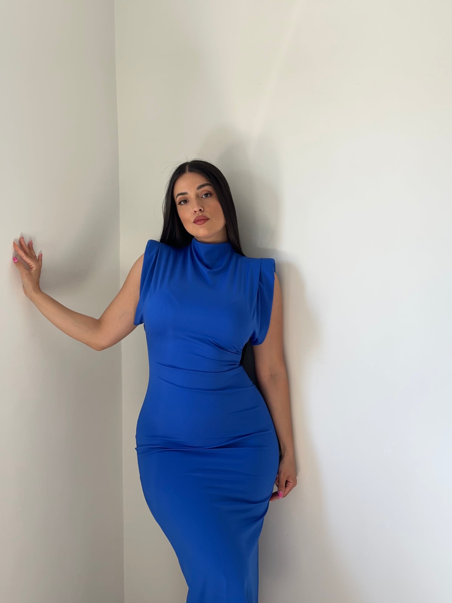 VESTIDO MIDI HOMBRERAS
