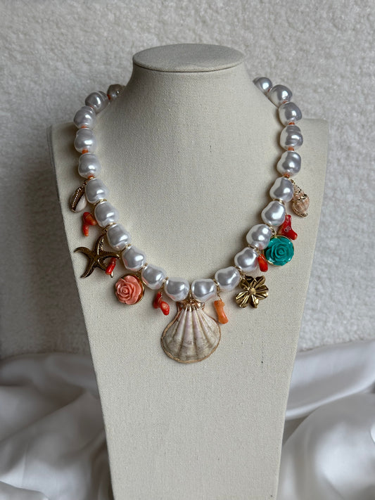 COLLAR PERLAS IRREGULARES CHARMS