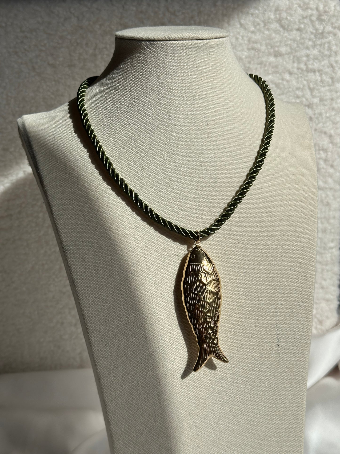 COLLAR CORDÓN PEZ