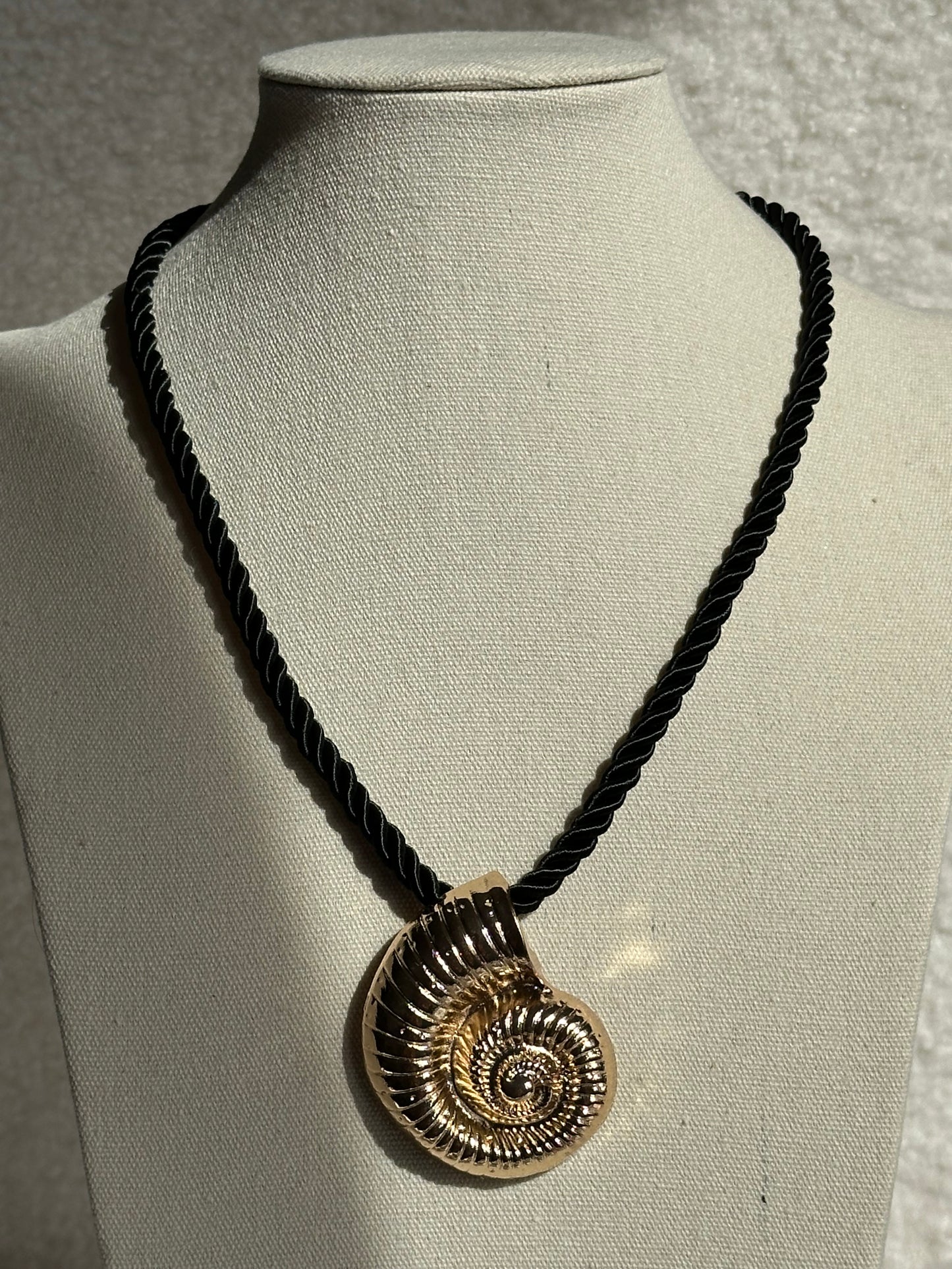 COLLAR CORDÓN CARACOLA