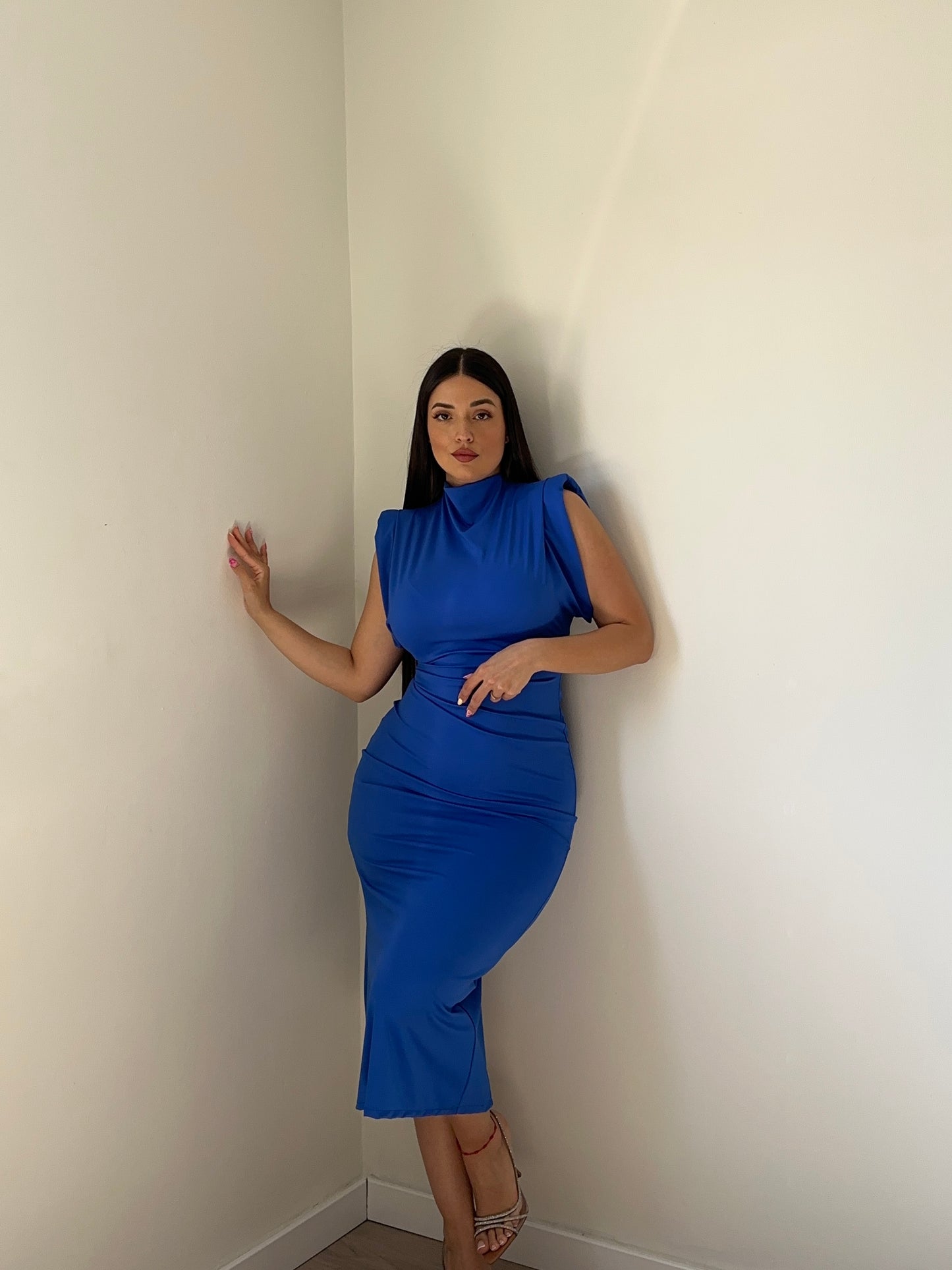 VESTIDO MIDI HOMBRERAS