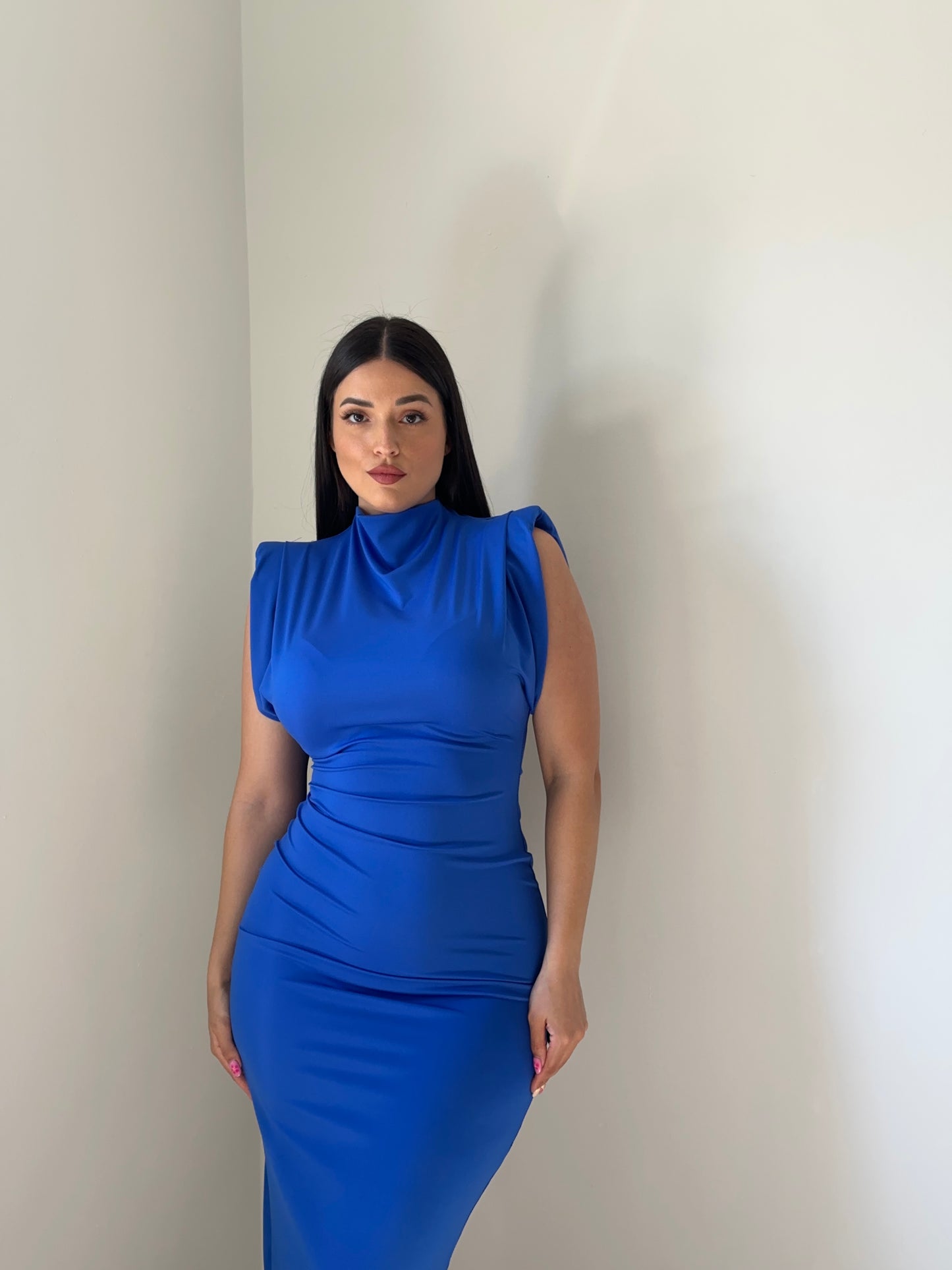 VESTIDO MIDI HOMBRERAS