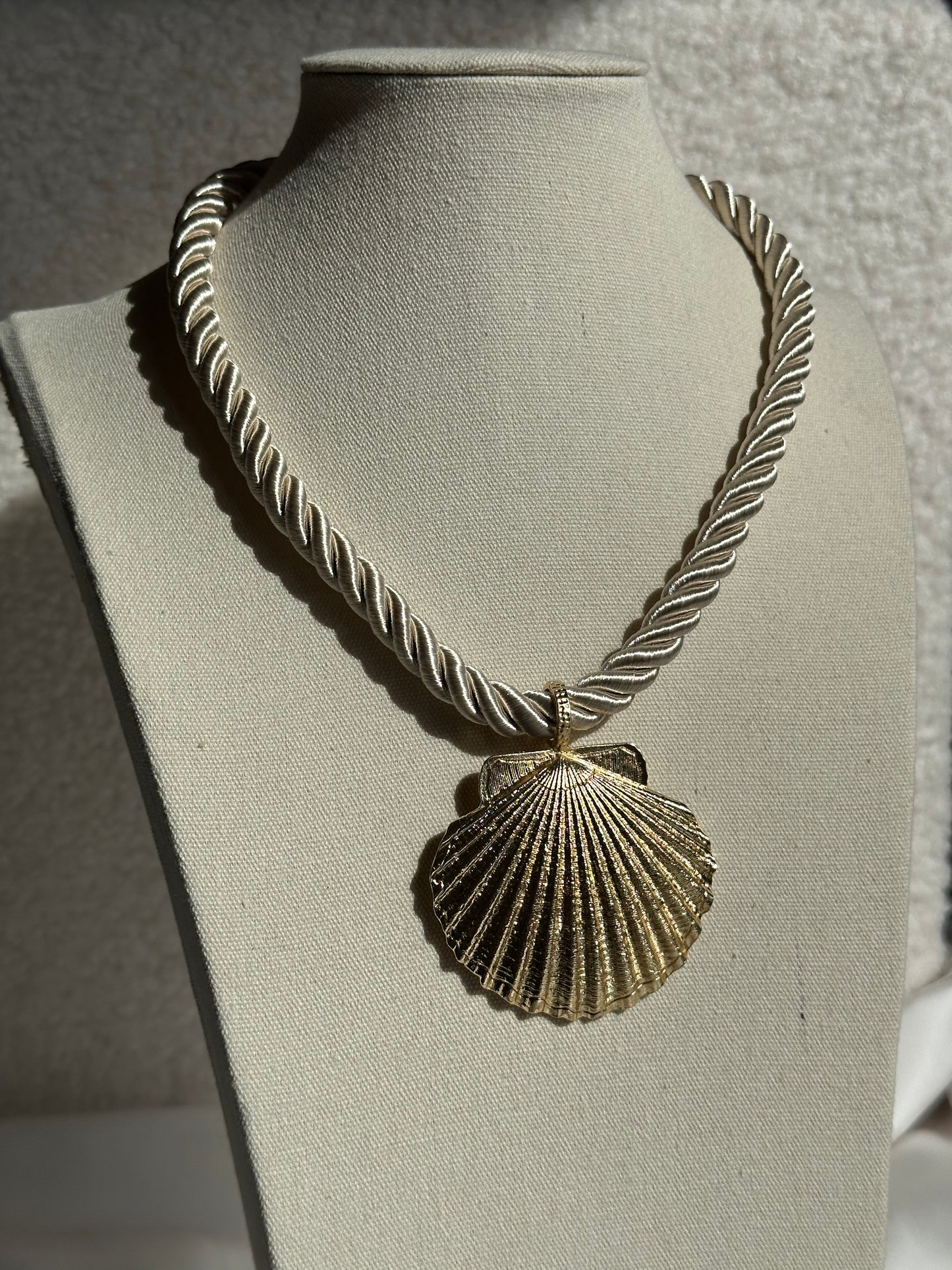 COLLAR CORDÓN CONCHA