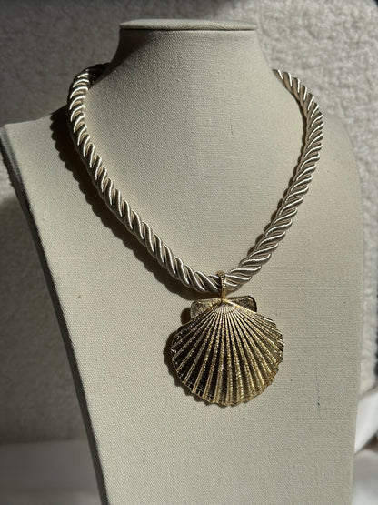 COLLAR CORDÓN CONCHA
