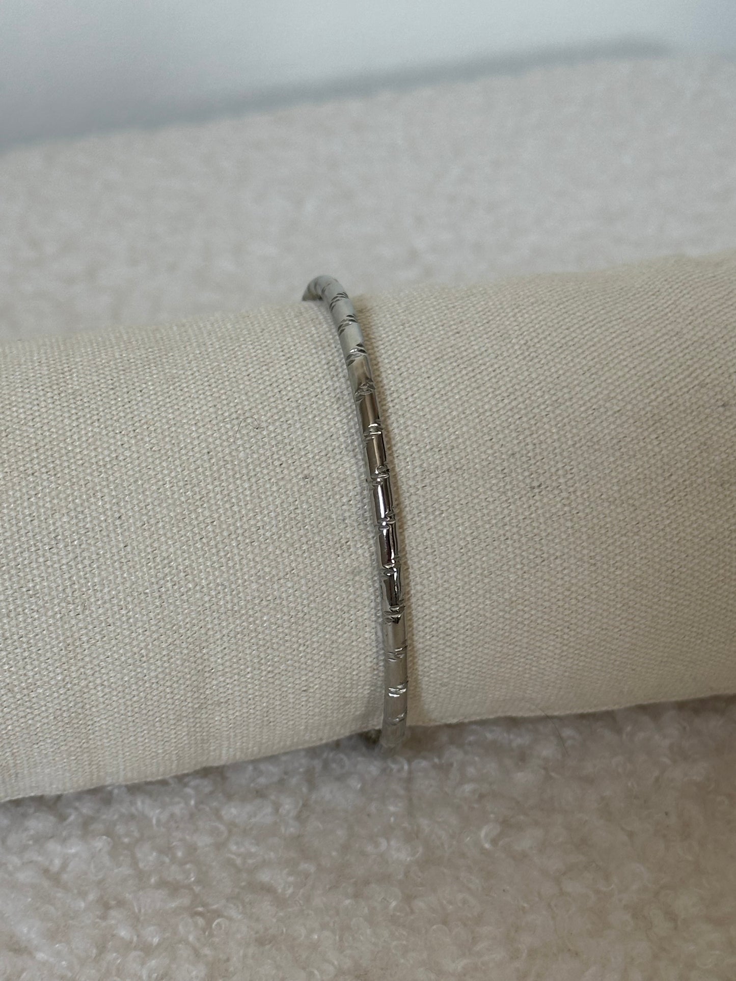 BRAZALETE RÍGIDO GRABADO