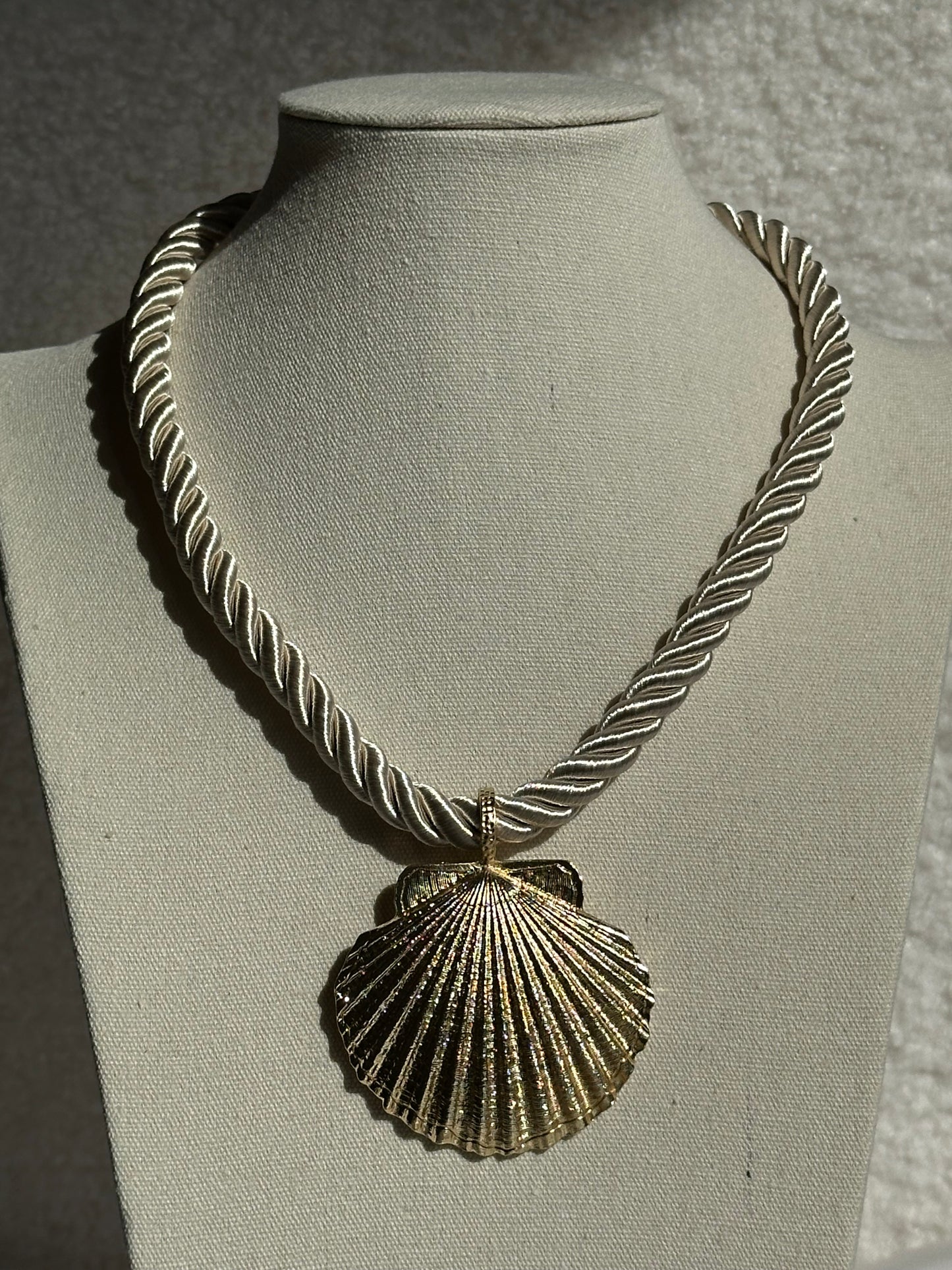 COLLAR CORDÓN CONCHA